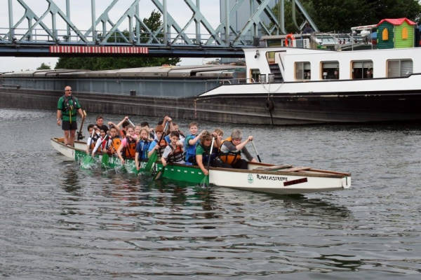 Schülerteam im Drachenboot